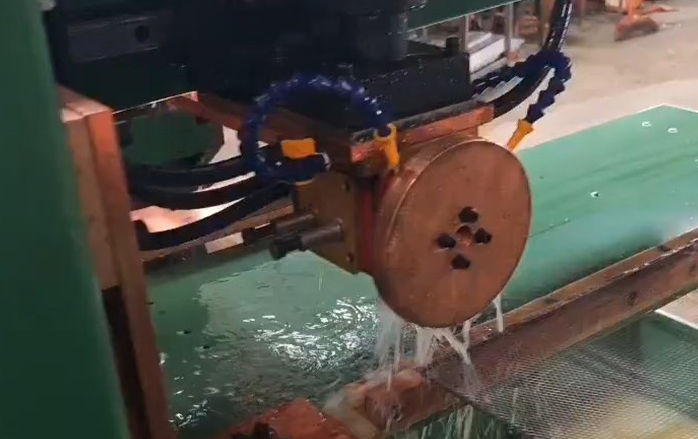 【巨清华设备】气动驱动 + 水冷焊接：网片滚焊机的高效散热奥秘